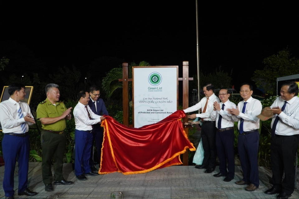 Los delegados presentan el emblema de la Lista Verde, exhibido en los terrenos de la Junta de Administración del Parque Nacional Con Dao. (Foto: VNA)