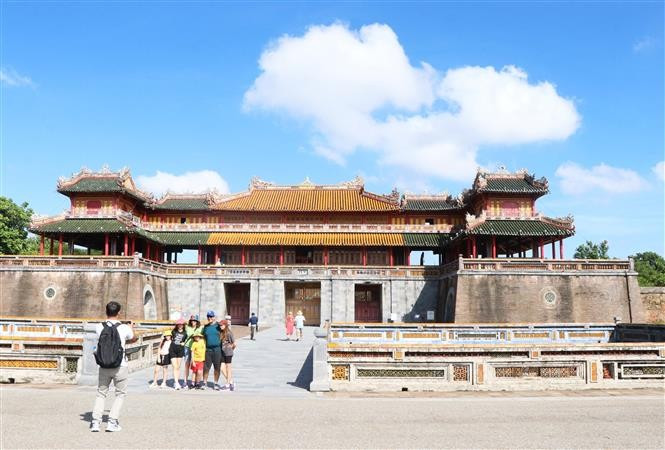 Turistas se toman fotos de recuerdo en la Ciudadela Imperial de Hue, ubicada en la ciudad homónima. (Foto: VNA)