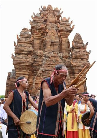 La armonía entre la flauta Saranai del pueblo Cham y la flauta de calabaza del pueblo Raglai representa la hermandad y la solidaridad entre los grupos étnicos de la gran familia de Vietnam. (Foto: VNA)
