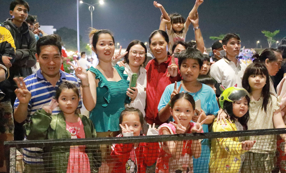 Desde primera hora de la tarde, miles de residentes de Dong Nai se congregaron a lo largo del río para esperar el espectáculo de flyboard de múltiples niveles. (Foto: VNA)