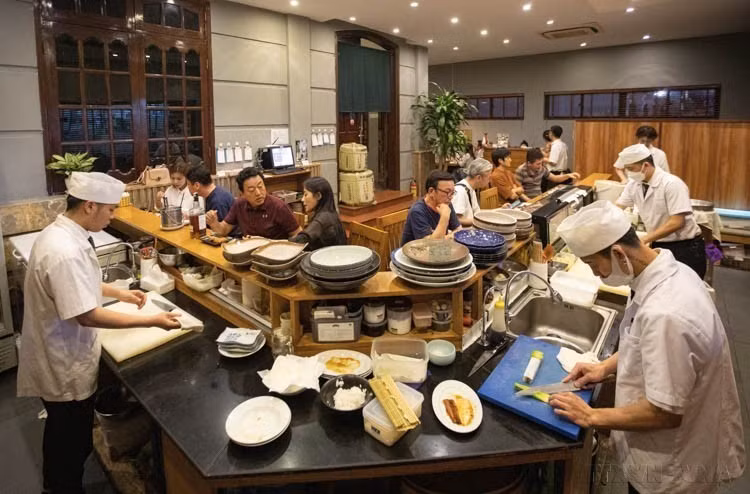 Para satisfacer las necesidades de aprender, disfrutar y conocer la cocina japonesa, muchos restaurantes y establecimientos de comida de estilo nipón, desde los más económicos hasta los más sofisticados, se abrieron en el corazón de Hanoi, contribuyendo a promover la cooperación y el intercambio para el desarrollo entre los dos países (18 de abril de 2023). (Foto: VNA)