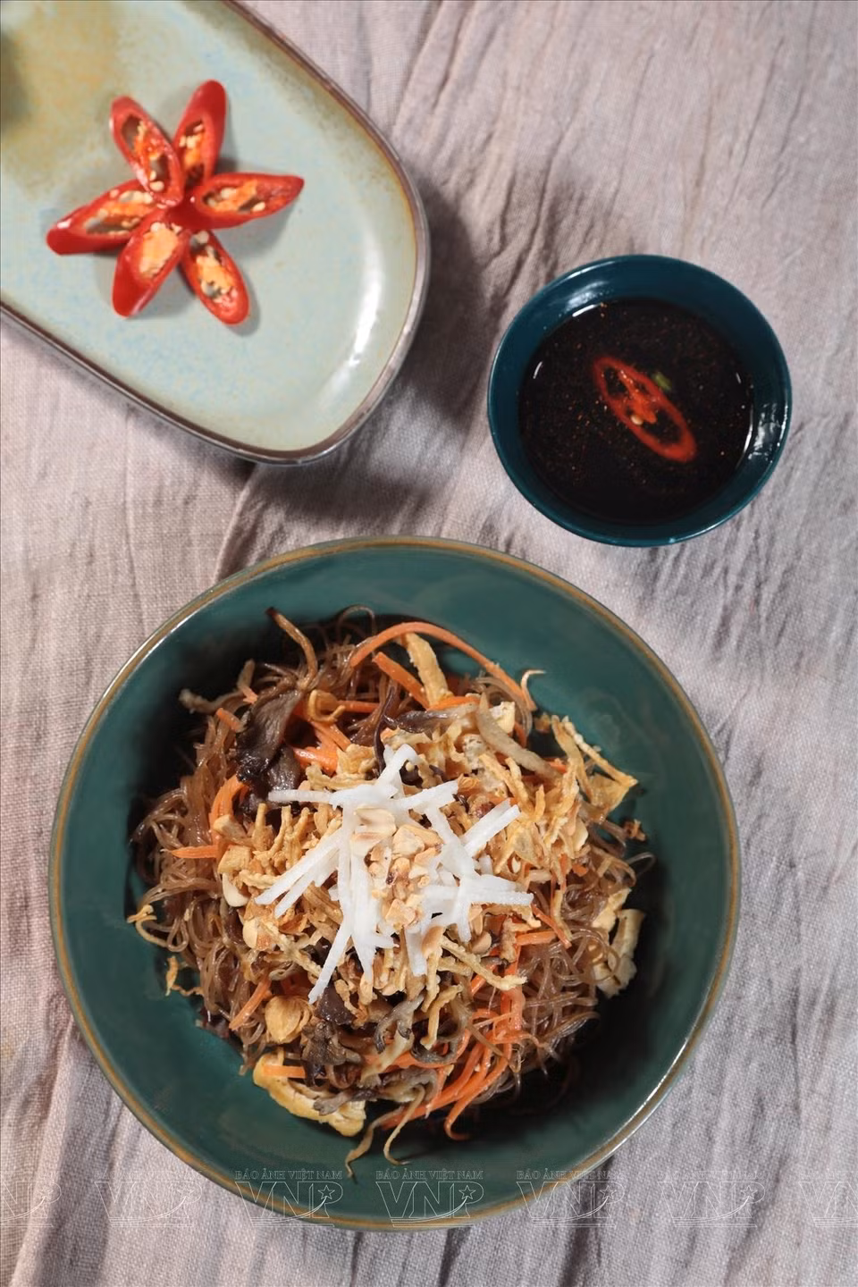 Se trata de un plato bajo en calorías y rico en contenido de fibra que ayuda a los comensales a sentirse llenos por más tiempo y reducir sus antojos por la comida. La fibra contenida en los fideos celofán negros y las verduras fortalecen el sistema digestivo. (Foto: VNA)