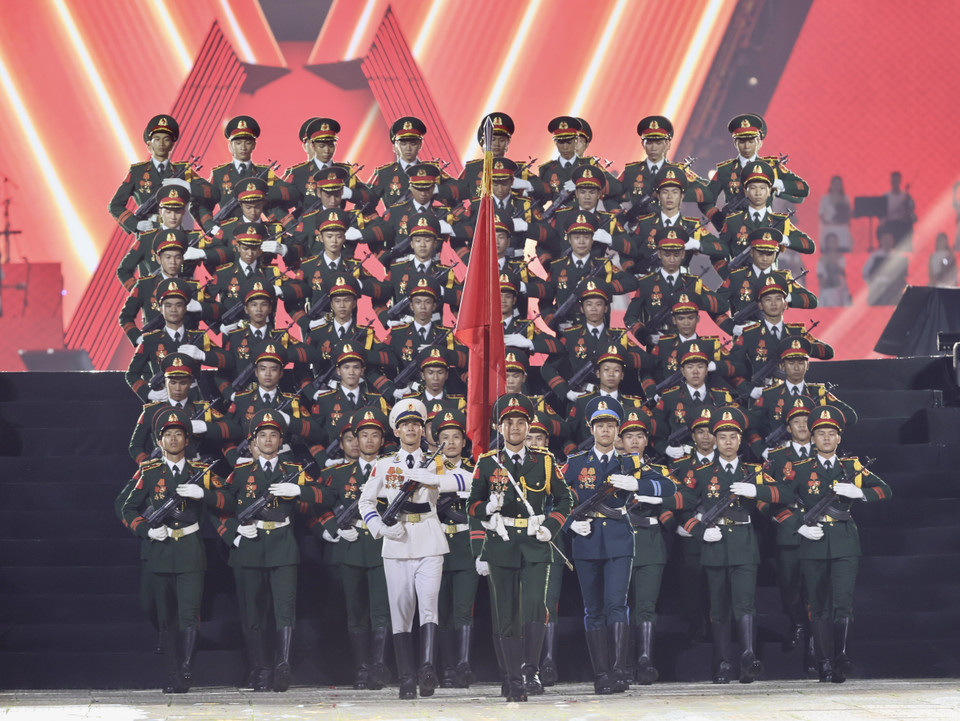 Sesenta y ocho cadetes de la Escuela de Entrenamiento de Oficiales 1, que representaron al Ejército Popular de Vietnam en el desfile del Día de la Victoria en la Plaza Roja de Moscú, dinamizaron el programa. (Foto: VNA)