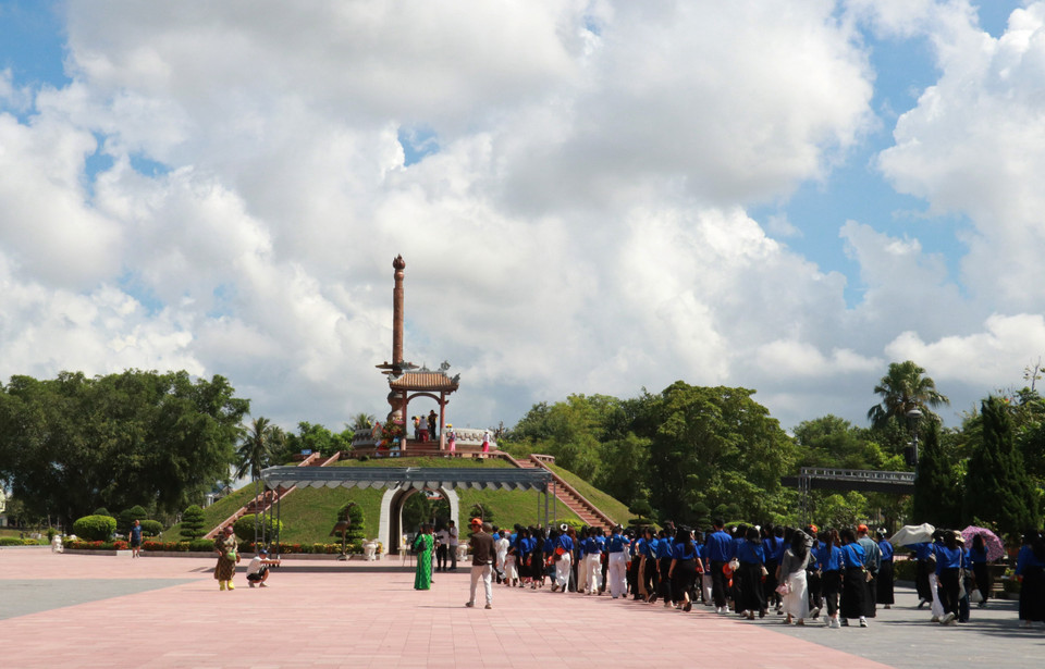 Muchos pobladores y turistas acuden a ofrecer incienso en la Ciudadela antigua de Quang Tri. (Foto: VNA)