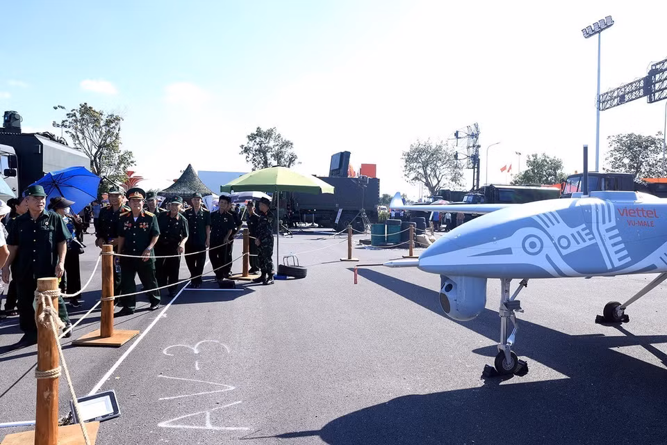 El área de exhibición del Ministerio de Defensa atrae a muchos turistas y veteranos. (Foto: VNA)