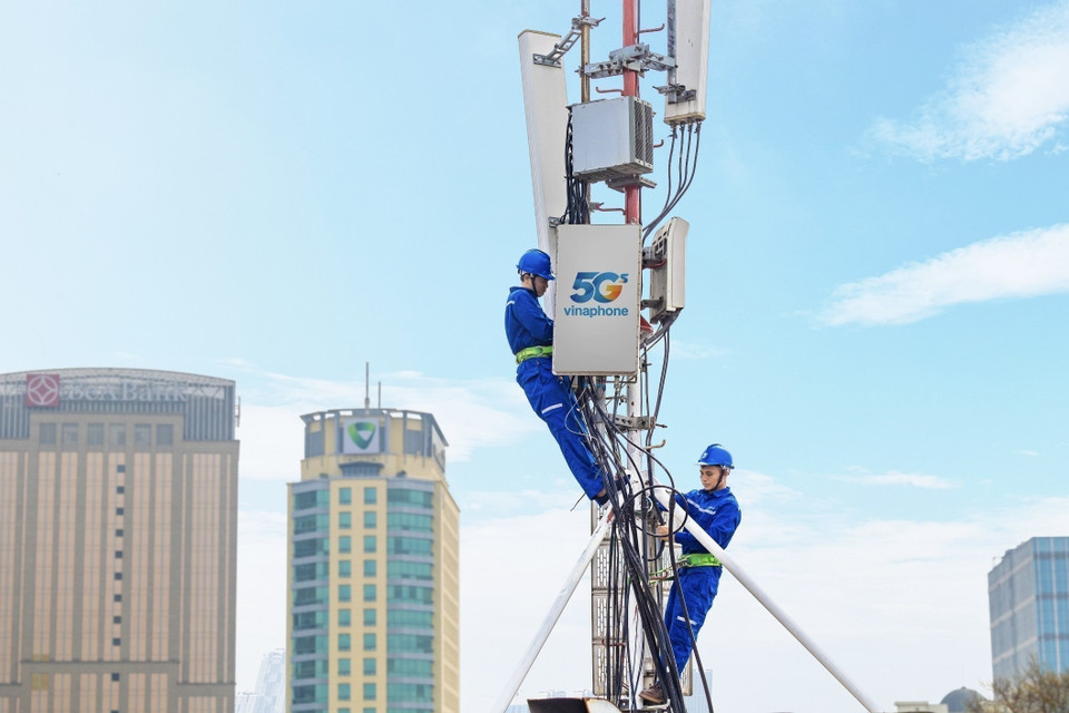 El Grupo VNPT acelera la instalación de la infraestructura y estaciones base VinaPhone 5G en todo el país. (Foto: VNA)