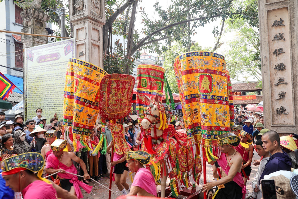El caballo del santo Giong es conducido fuera del templo. (Foto: VNA)