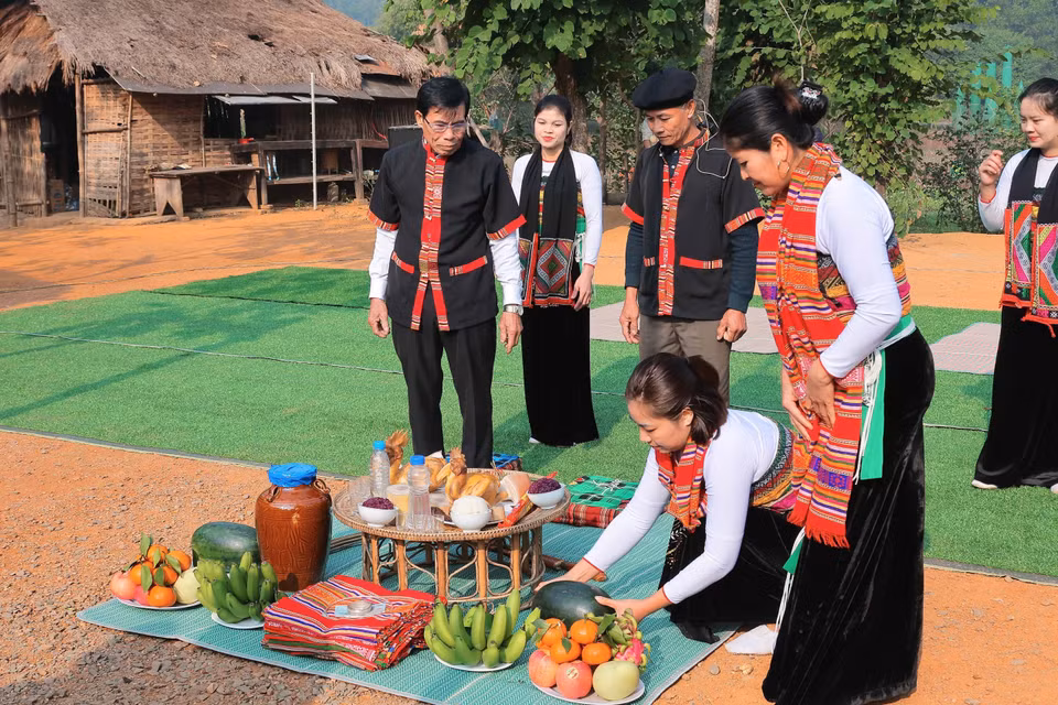 El Festival de Arroz Nuevo es una de las ceremonias más importantes y sagradas del año para los Thai, por lo que preparan los ritos de manera cuidosa, con muchas ofrendas donde el licor resulta indispensable para convidar a los invitados a la ceremonia. (Foto: VNA)