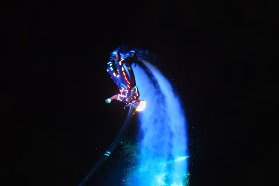 Un atleta de flyboard realiza volteretas aéreas impulsadas por chorros de agua a alta presión. (Foto: VNA)