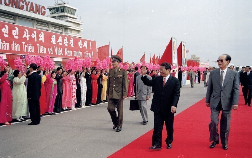 Ciudadanos de Pyongyang dieron una cálida bienvenida al presidente Tran Duc Luong durante su visita oficial a la República Popular Democrática de Corea, en el Aeropuerto Internacional de Sunan, el 2 de mayo de 2002. (Foto: VNA)