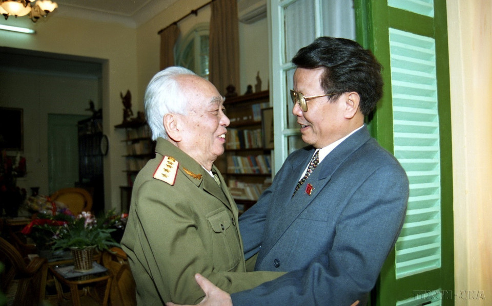 El presidente Tran Duc Luong visitó al General Vo Nguyen Giap con motivo del 55.º aniversario del Ejército Popular de Vietnam, en 1999. (Foto: VNA)