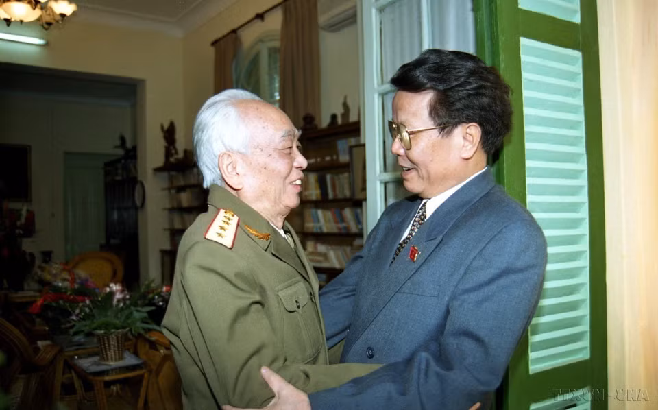 El presidente Tran Duc Luong visitó al General Vo Nguyen Giap con motivo del 55.º aniversario del Ejército Popular de Vietnam, en 1999. (Foto: VNA)