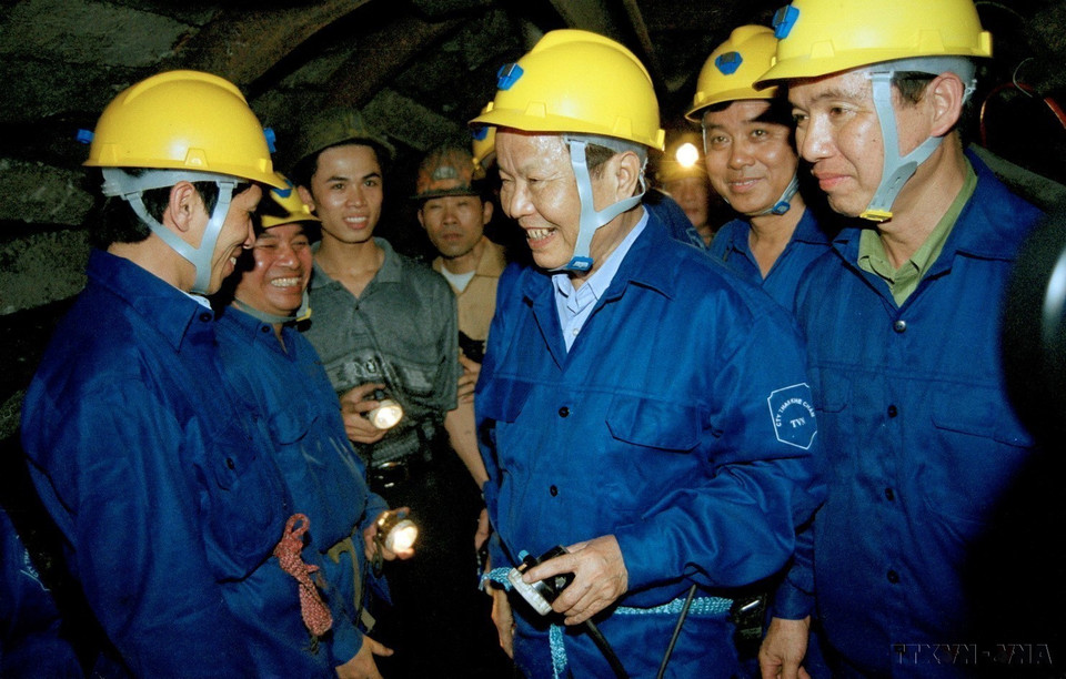 El presidente Tran Duc Luong visitó a los obreros de la compañía de carbón Khe Cham durante las operaciones mineras subterráneas, en 2002. (Foto: VNA)
