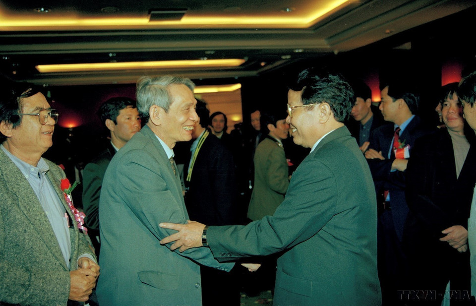 El presidente Tran Duc Luong se reunió con el veterano periodista Do Phuong, exdirector general de la Agencia Vietnamita de Noticias, durante una visita de trabajo a la Asociación de Periodistas de Vietnam en 1999. (Foto: VNA)