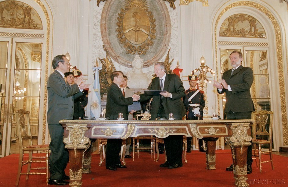El presidente vietnamita, Tran Duc Luong, y su homólogo argentino, Néstor Carlos Kirchner, firmaron una Declaración Conjunta, el 22 de noviembre de 2004. (Foto: VNA)
