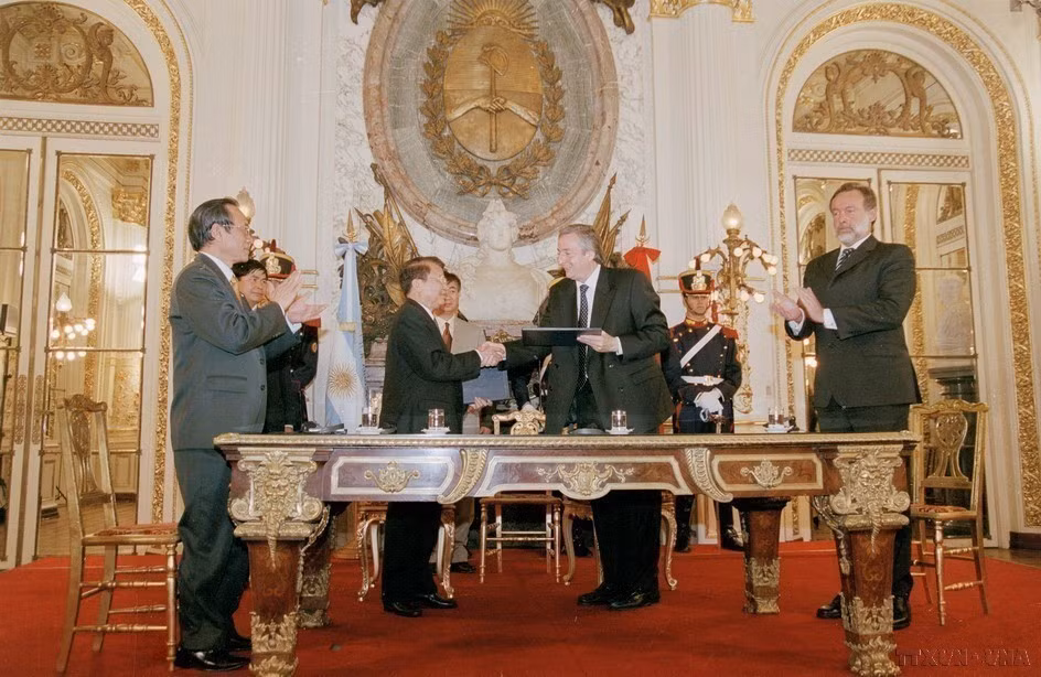 El presidente vietnamita, Tran Duc Luong, y su homólogo argentino, Néstor Carlos Kirchner, firmaron una Declaración Conjunta, el 22 de noviembre de 2004. (Foto: VNA)