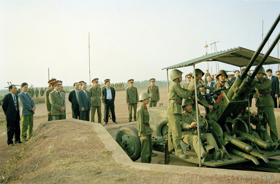 El presidente Tran Duc Luong inspeccionó el entrenamiento de fuerzas de defensa aérea-antiaérea, el 8 de febrero de 1999. (Foto: VNA)