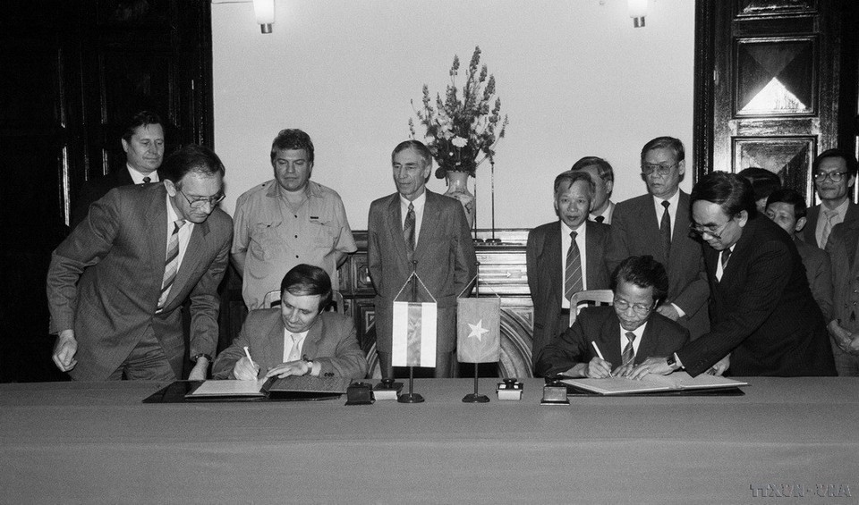 El vicepresidente del Consejo de Ministros Tran Duc Luong y su homólogo bielorruso Nikolay Kostikov firmaron el Acuerdo de Cooperación entre Vietnam y Bielorrusia en Hanoi el 19 de marzo de 1992. (Foto: VNA)