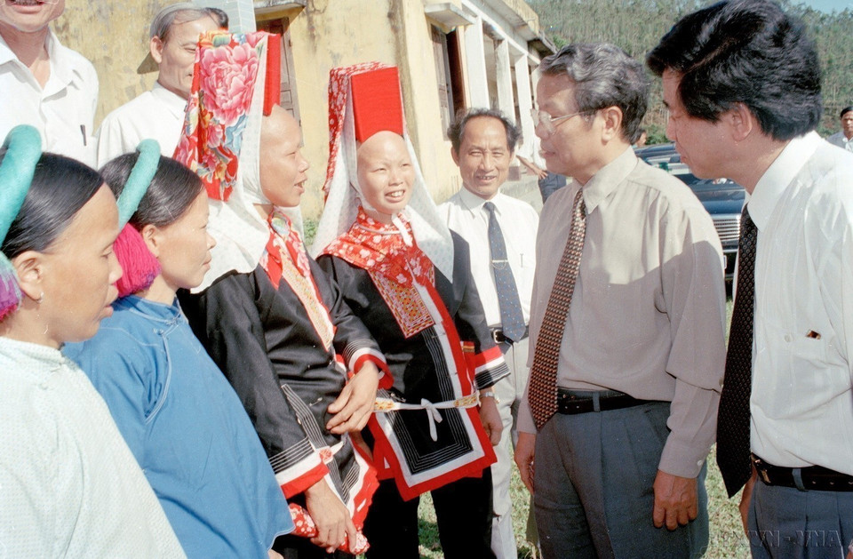 El presidente Tran Duc Luong conversó con residentes de las minorías étnicas en la comuna de Phong Du, distrito montañoso de Tien Yen, provincia de Quang Ninh, en 1997. (Foto: VNA)