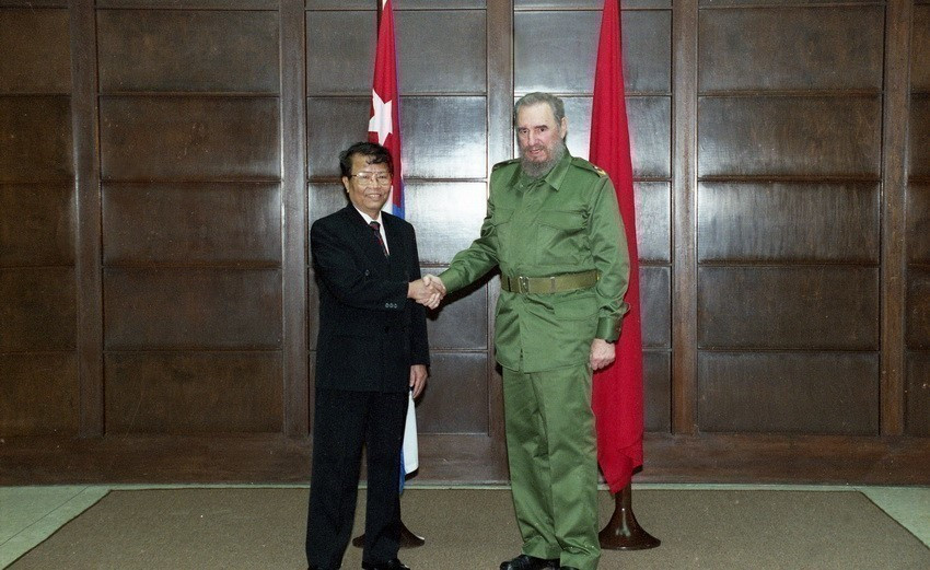 El presidente de Vietnam, Tran Duc Luong, se reunió con su similar cubano, Fidel Castro, durante una visita oficial a la isla caribeña, el 9 de abril de 2000. (Foto: VNA)