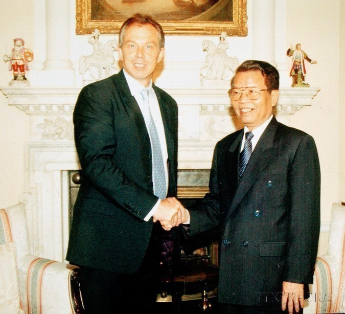 El primer ministro británico, Tony Blair, recibió al presidente de Vietnam, Tran Duc Luong, durante la visita oficial del segundo al Reino Unido, mayo de 2004. (Foto: VNA)