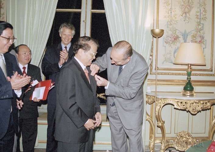 El presidente francés, Jacques Chirac, confirió la Orden Nacional de la Legión de Honor a su homólogo vietnamita, Tran Duc Luong, en París, el 28 de octubre de 2002. (Foto: VNA)