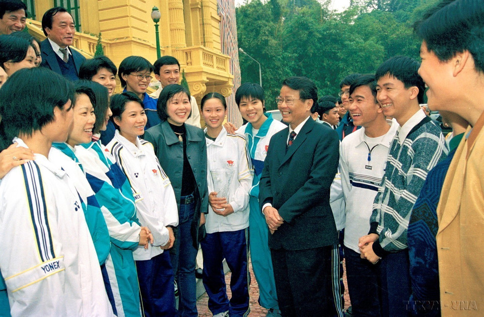 El presidente Tran Duc Luong se reunió con jóvenes talentos destacados en educación, cultura, arte y deporte que alcanzaron altos honores internacionales, en Hanoi, el 23 de enero de 2000. (Foto: VNA)