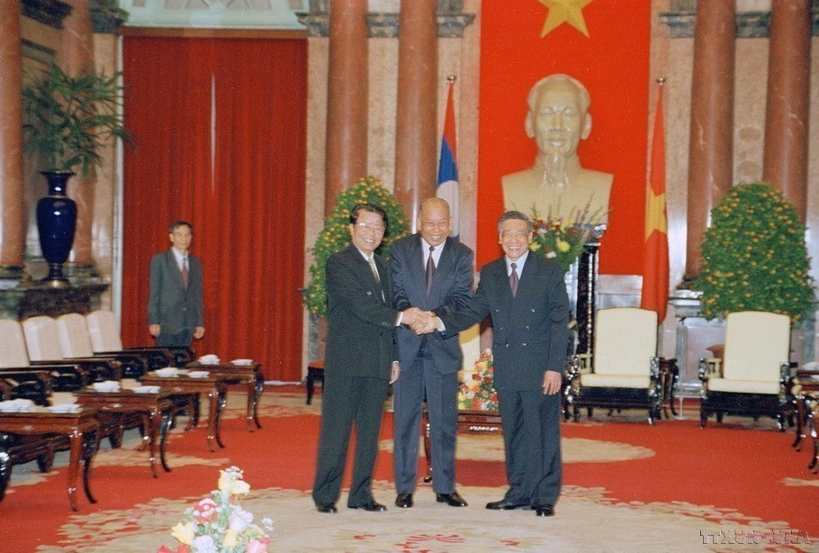 El secretario general del Partido Comunista de Vietnam, Le Kha Phieu, y el presidente de la República, Tran Duc Luong, dieron la bienvenida a Khamtay Siphandone, presidente del Partido Popular Revolucionario y presidente de Laos, en el Palacio Presidencial de Hanoi, el 4 de enero de 1999. (Foto: VNA)