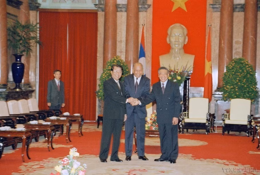 El secretario general del Partido Comunista de Vietnam, Le Kha Phieu, y el presidente de la República, Tran Duc Luong, dieron la bienvenida a Khamtay Siphandone, presidente del Partido Popular Revolucionario y presidente de Laos, en el Palacio Presidencial de Hanoi, el 4 de enero de 1999. (Foto: VNA)