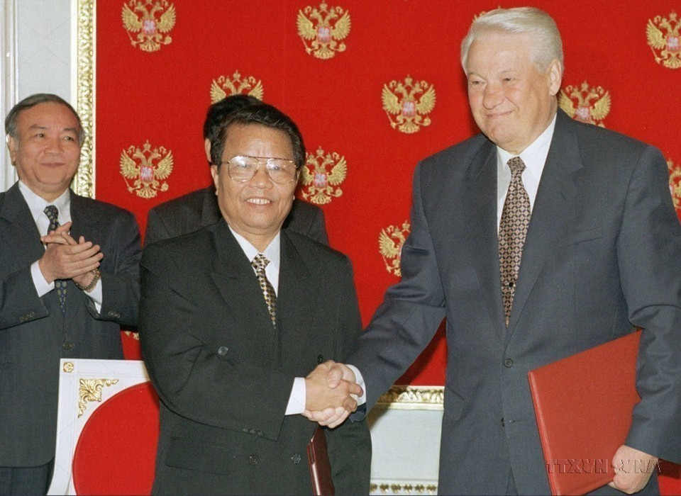 La visita del presidente Tran Duc Luong a Rusia en agosto de 1998 marcó un hito en la cooperación bilateral. Por primera vez, el presidente ruso, Boris Yeltsin, afirmó que Rusia consideraba a Vietnam un socio estratégico en el Sudeste Asiático. (Foto: Archivo de VNA)