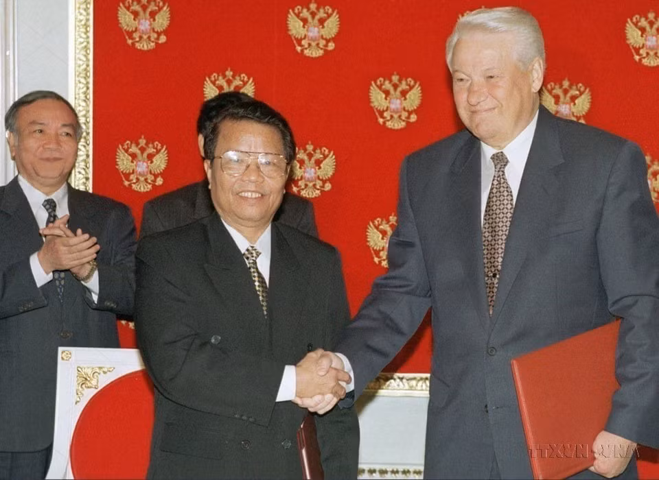 La visita del presidente Tran Duc Luong a Rusia en agosto de 1998 marcó un hito en la cooperación bilateral. Por primera vez, el presidente ruso, Boris Yeltsin, afirmó que Rusia consideraba a Vietnam un socio estratégico en el Sudeste Asiático. (Foto: Archivo de VNA)