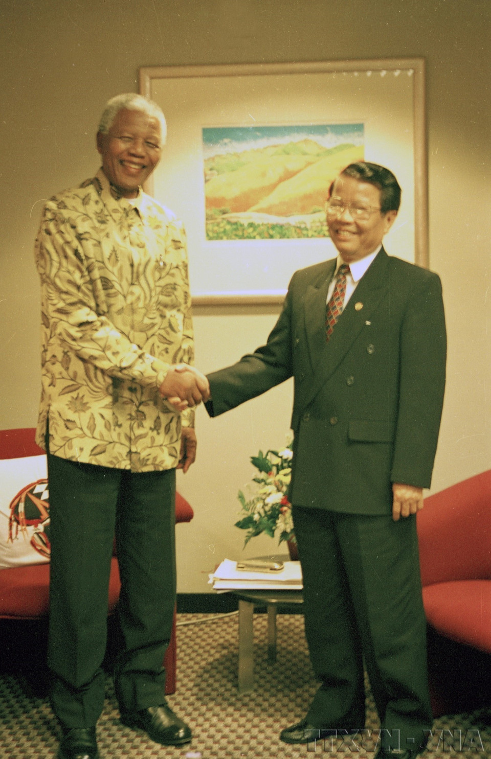 El presidente sudafricano Nelson Mandela, titular del Movimiento de Países No Alineados (MNOAL), dio la bienvenida al presidente Tran Duc Luong a la XII Cumbre del MNOAL en Sudáfrica, septiembre de 1998. (Foto: VNA)