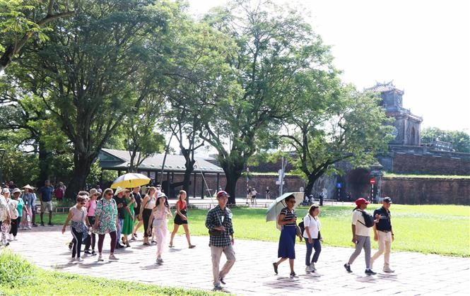 En los primeros nueve meses de 2025, la ciudad centrovietnamita de Hue recibió a casi cinco millones de visitantes, un aumento de casi el 67% con respecto al mismo período del año anterior, lo que generó ingresos de unos 364 millones de dólares. (Foto: VNA)