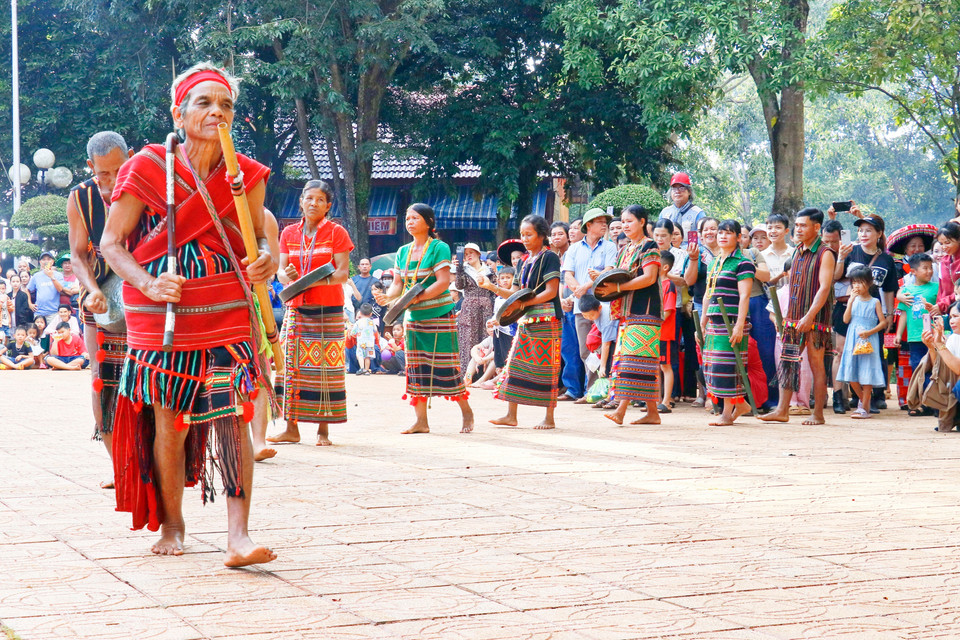 Recreación de la ceremonia comunal de amistad de los grupos étnicos S'tieng y M'nong en el Área de Preservación de la Cultura Étnica S'tieng en la aldea de Bom Bo, provincia de Dong Nai. (Foto: VNA)