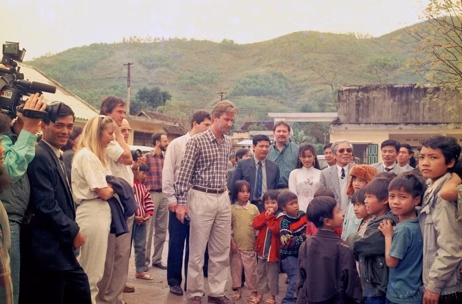 El 4 de diciembre de 1994, Felipe, príncipe heredero de Bélgica, visitó el distrito de Da Bac, provincia norvietnamita de Hoa Binh. (Foto: VNA)