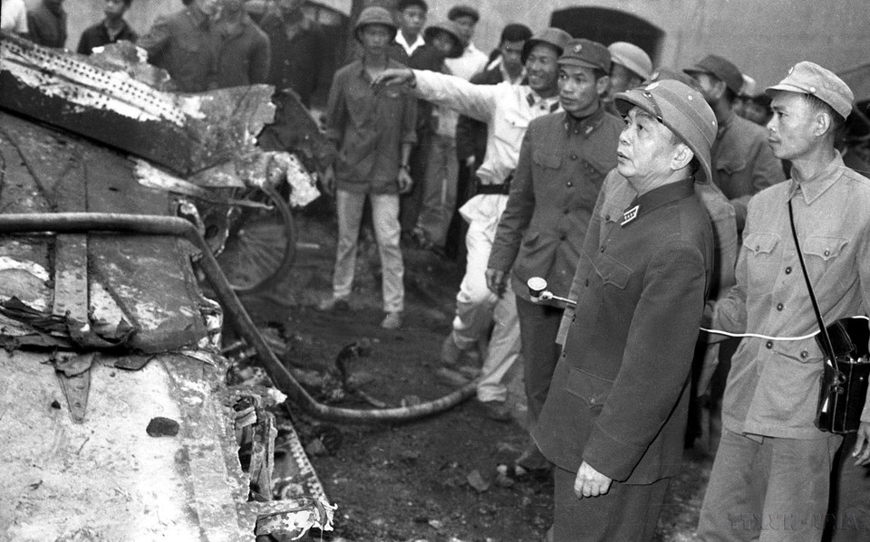 El 30 de diciembre de 1972, el general Vo Nguyen Giap inspeccionó los restos de un avión B-52 derribado por el ejército y el pueblo vietnamitas en la aldea de Ngoc Ha (Hanoi), durante su visita al Batallón de Misiles 79, una unidad con numerosos méritos en la derrota del ataque aéreo estratégico estadounidense contra la capital vietnamita. (Foto: VNA)
