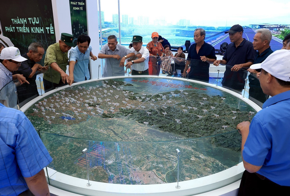 Visitantes observan la maqueta de división administrativa tras la fusión de las localidades en el área de exhibición de la provincia de Bac Ninh. (Foto: VNA)