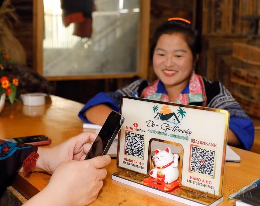 El movimiento “Todo el país emula en la innovación y transformación digital” contribuye a impulsar el desarrollo integral de la vida social. En la imagen: el pago mediante código QR ha llegado a zonas remotas del país. (Foto: VNA)