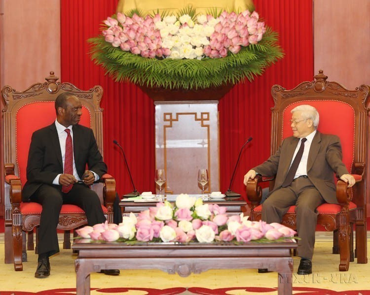 El secretario general del Partido Comunista de Vietnam, Nguyen Phu Trong, recibe al primer ministro de Mozambique, Carlos Agostinho do Rosario, durante su visita oficial al país indochino (1 de agosto de 2017). (Foto: VNA)