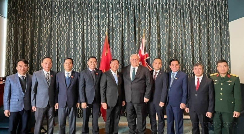 El presidente de la Cámara de Representantes de Nueva Zelanda, Gerry Brownlee (quinto desde la derecha), recibe a una delegación de la Comisión de Defensa, Seguridad y Relaciones Exteriores de la Asamblea Nacional de Vietnam en visita de trabajo al país oceánico, del 21 al 23 de agosto de 2025. (Foto: VNA)