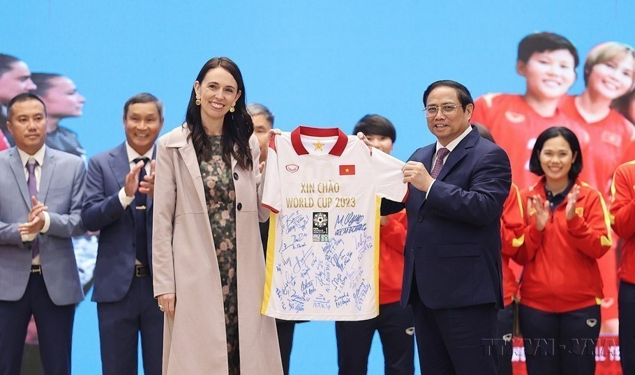 El primer ministro de Vietnam, Pham Minh Chinh, y su homóloga neozelandesa, Jacinda Ardern, se reúnen con la selección nacional de fútbol femenino del país indochino antes de su participación en la Copa Mundial Femenina de la FIFA 2023 en Nueva Zelanda y Australia (Hanoi, 14 de noviembre de 2022). (Foto: VNA)