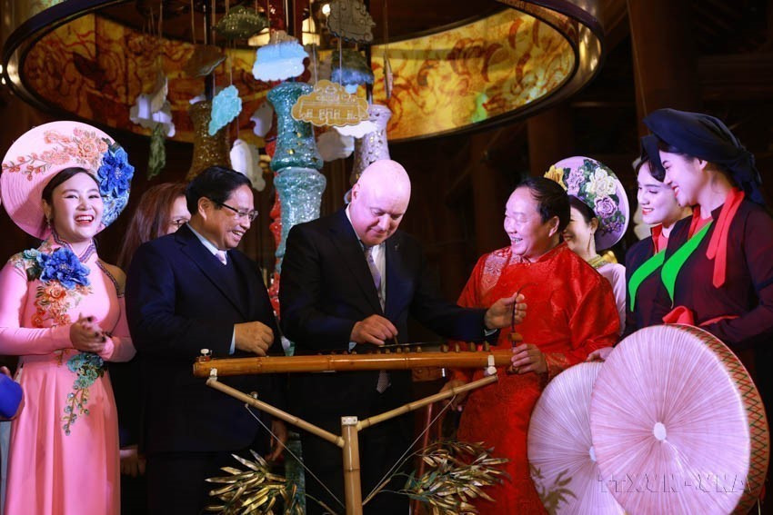 El primer ministro de Vietnam, Pham Minh Chinh, y su homólogo neozelandés, Christopher Luxon, visitan la reliquia nacional especial Van Mieu-Quoc Tu Giam (conocido como el Templo de la Literatura) y experimentan con instrumentos musicales tradicionales locales (Hanoi, 27 de febrero de 2025). (Foto: VNA)
