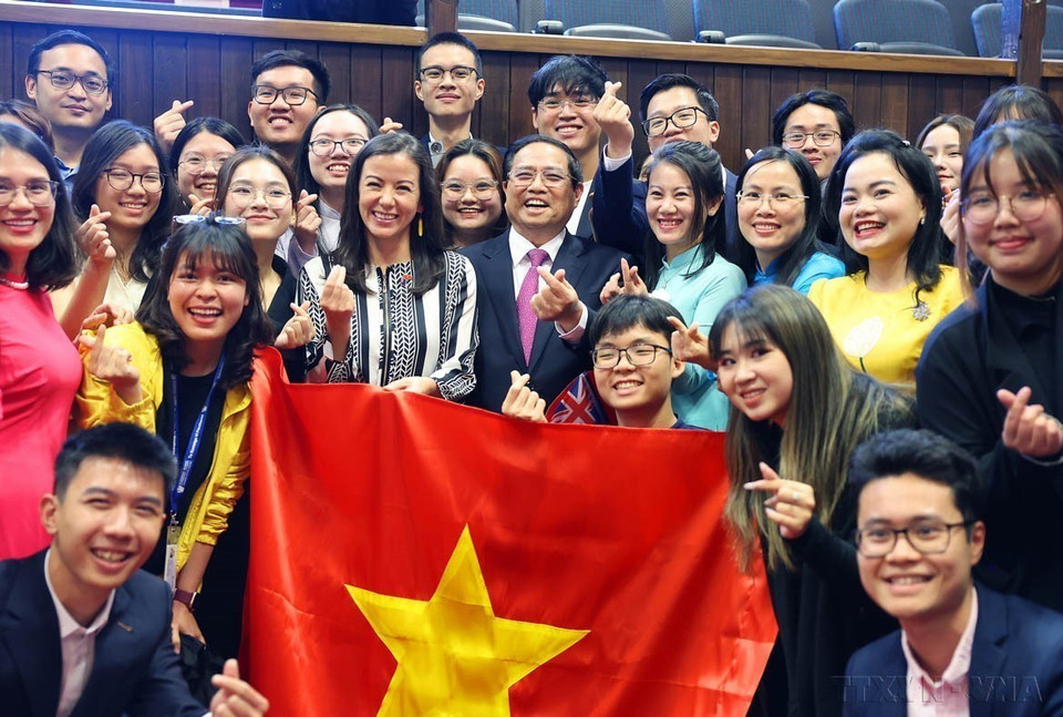 El primer ministro de Vietnam, Pham Minh Chinh, se reúne con estudiantes connacionales en la Universidad Victoria de Wellington (Wellington, 11 de marzo de 2024). (Foto: VNA)