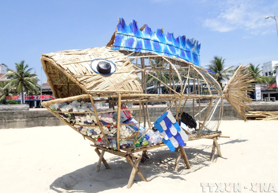En la playa My Khe, en la ciudad de Da Nang, se instaló una cesta gigante con forma de pez gobio, elaborada con bambú y materiales reciclados, para fomentar entre residentes y turistas la correcta disposición de los residuos plásticos. (Foto: VNA)