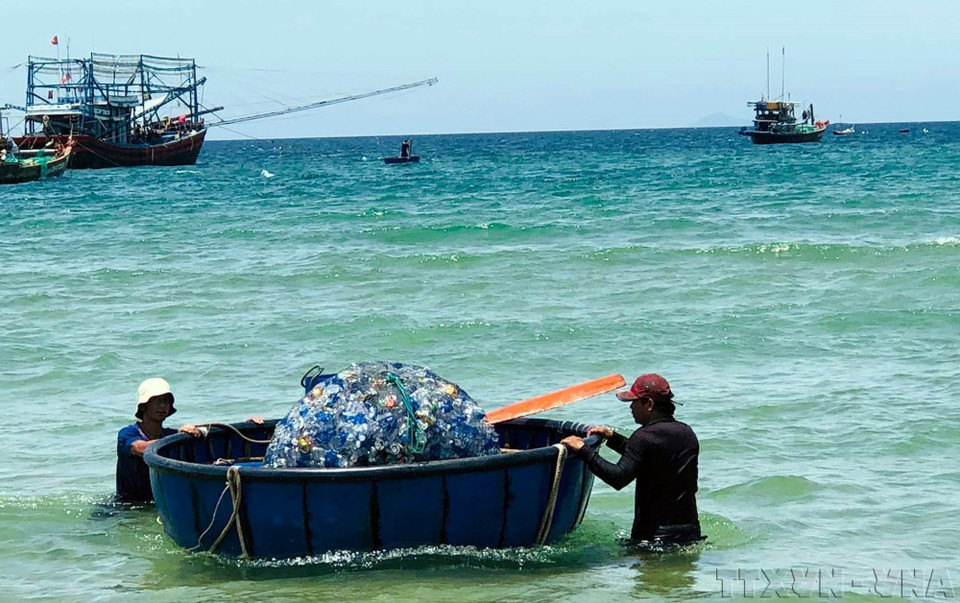 Pescadores de la comuna de Binh Minh, distrito de Thang Binh, provincia de Quang Nam, colaboran activamente en la recolección de residuos arrastrados por el mar. (Foto: VNA)