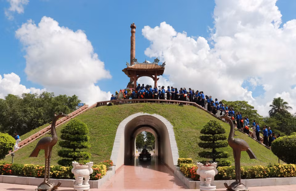 Una gran cantidad de personas y turistas acuden a ofrecer incienso en la Ciudadela antigua de Quang Tri. (Foto: VNA)