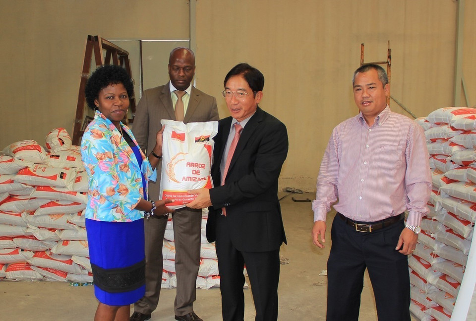 El embajador de Vietnam en Angola, Do Ba Khoa, entrega 25 toneladas de arroz, valoradas en más de 25.000 dólares, donadas por la comunidad de coterráneos para apoyar a 2.500 familias de refugiados angoleños que regresan al país africano antes de la Navidad y el Año Nuevo 2015. (Foto: VNA)