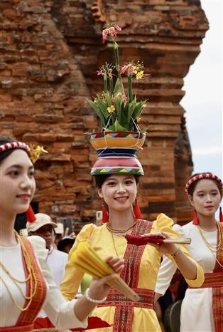 Encantadoras jóvenes con trajes festivos y danzas tradicionales. (Foto: VNA)