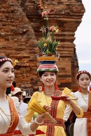 Encantadoras jóvenes con trajes festivos y danzas tradicionales. (Foto: VNA)