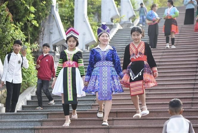 Las muchachas de la etnia Mong con vestidos coloridos visitan el Festival de Primavera. (Foto: VNA)